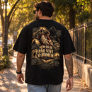 Camiseta Oversized Preta Nem Só de Pão Vive o Homem — Ambientada 02