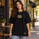 Camiseta Oversized Preta Nem Só de Pão Vive o Homem — Ambientada 03