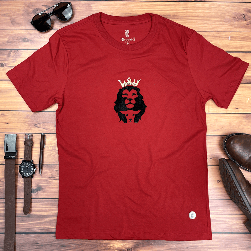 Camiseta Masculina Vermelha Coroa Cordeiro e Leão