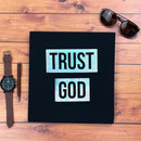 Camiseta Masculina Preta Trust God Holográfico