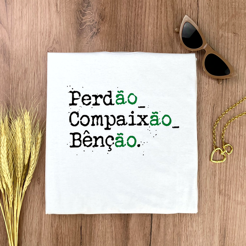 Camiseta Feminina Branca Perdão, Compaixão, Bênção.