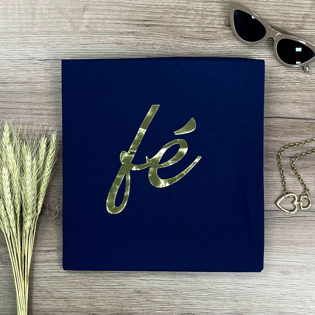 Camiseta Feminina Azul Fé Manuscrito Dourado