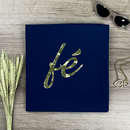 Camiseta Feminina Azul Fé Manuscrito Dourado