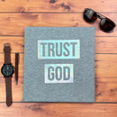 Camiseta Masculina Cinza Trust God Holográfico